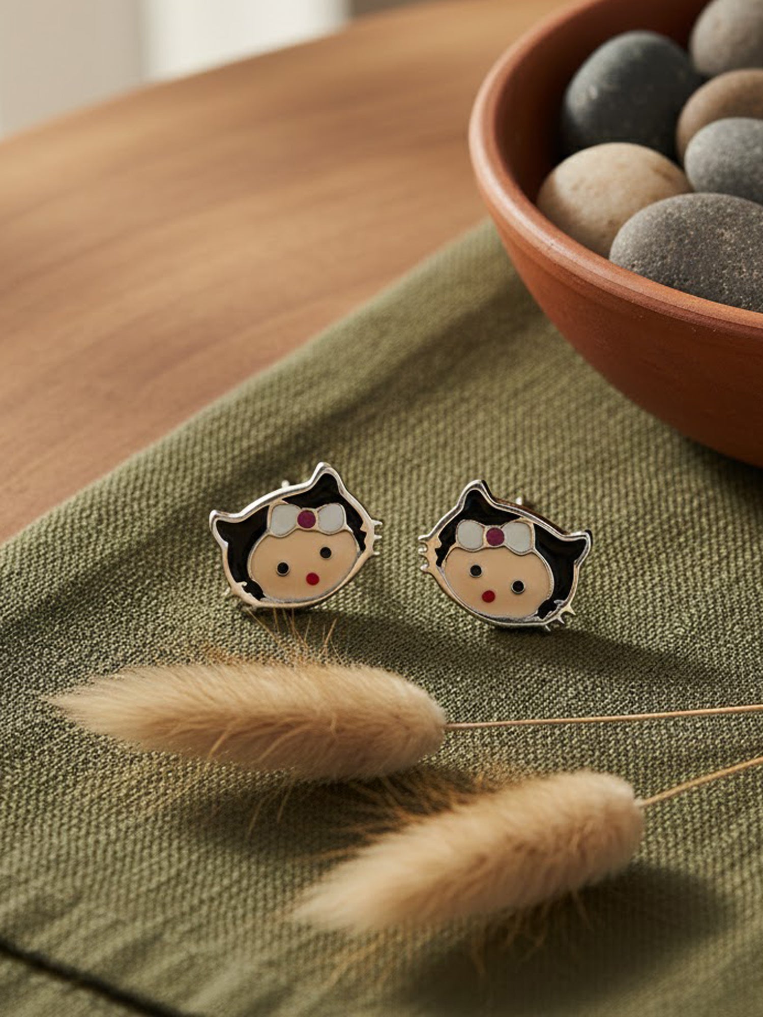 Bowed Kitten Studs